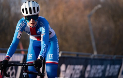 Povedený start MS a cenná generálka. Česká štafeta dojela v Hulstu šestá