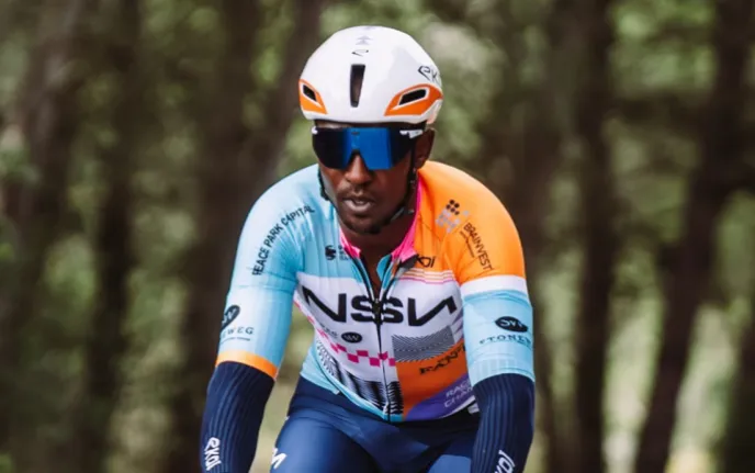 Snový debut Biniama Girmaye: V novém dresu ovládl úvod Kolem Valencie a ukončil roční půst