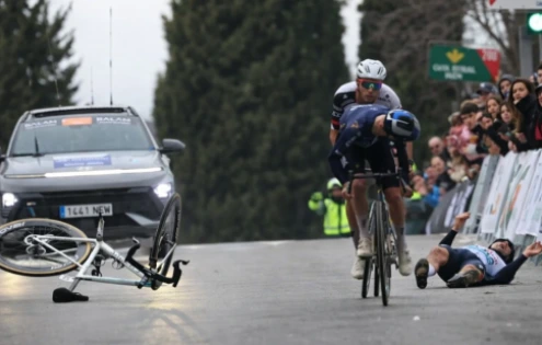 Jan Christen diskvalifikován z Clásica Jaén po kolizi s Van Gillsem