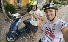 Tadej Pogačar bude na trénincích jezdit s doprovodnou motorkou.