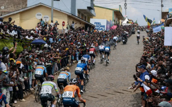 Tragédie na Tour du Rwanda: Vozidlo z doprovodu vjelo do diváků, dva lidé zemřeli