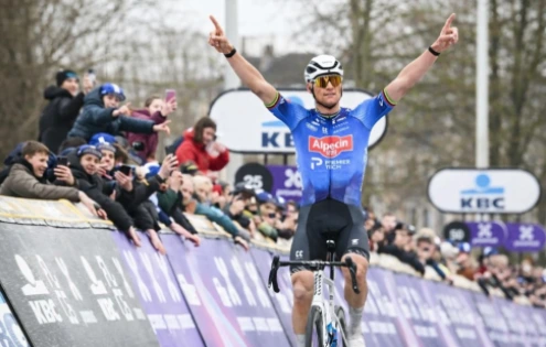 Mathieu van der Poel ovládl klasiku Omloop drtivým útokem na Muuru