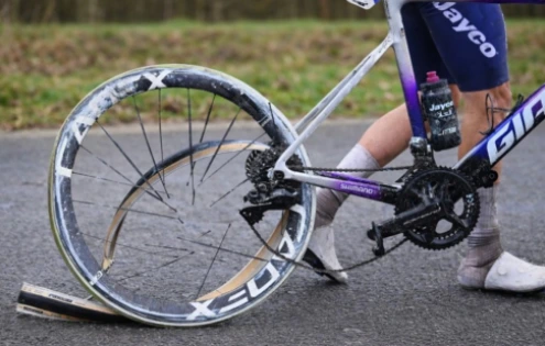 Katastrofální selhání zadního kola Amauryho Capiota z týmu Jayco-AlUla