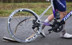 Katastrofální selhání zadního kola Amauryho Capiota z týmu Jayco-AlUla