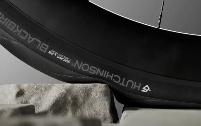 Hutchinson dokazuje, že širší pláště jsou rychlejší než užší