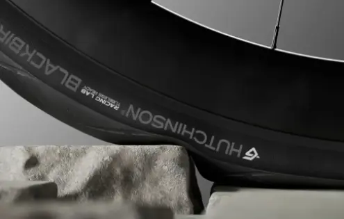 Hutchinson dokazuje, že širší pláště jsou rychlejší než užší