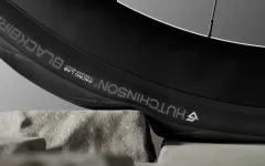 Hutchinson dokazuje, že širší pláště jsou rychlejší než užší