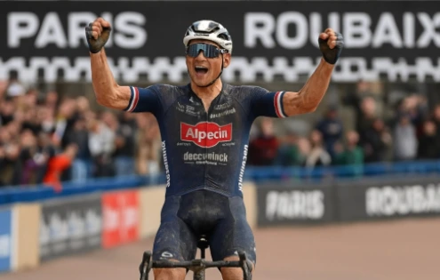Van der Poel triumfuje potřetí na Paříž–Roubaix, Pogačar druhý
