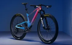 Nino Schurter a umělec Lionel Smit vytvořili unikátní Scott Spark RC pro charitu