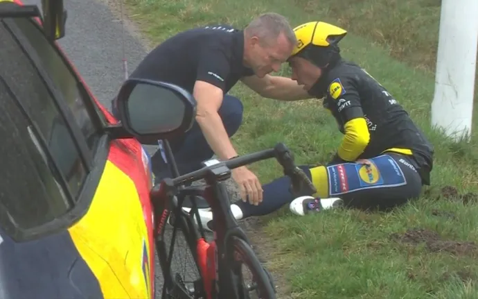 Pád v dešti vyřadil Ayusa z Paříž–Nice. Lídr závodu musel odstoupit