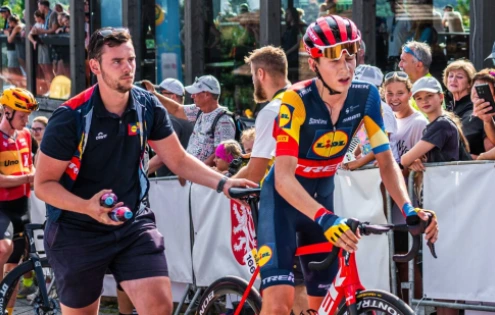 Juan Ayuso po děsivém hromadném pádu na Paříž-Nice bez zlomenin, ostatní dopadli hůře