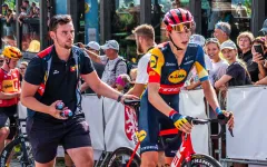 Juan Ayuso po děsivém hromadném pádu na Paříž-Nice bez zlomenin, ostatní dopadli hůře