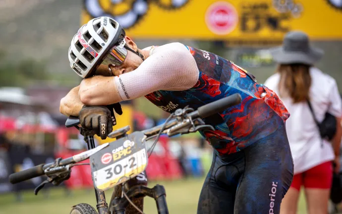 Prach, defekty a boj až do cíle. Superior Lions berou v 2. etapě Cape Epic 26. místo