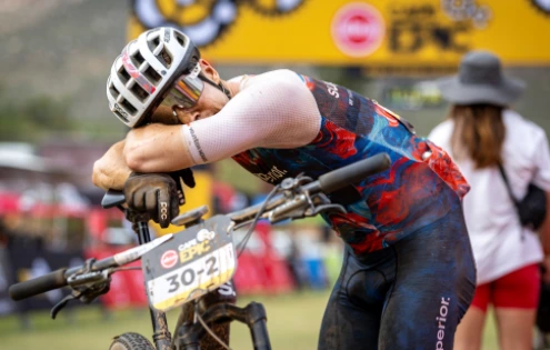 Prach, defekty a boj až do cíle. Superior Lions berou v 2. etapě Cape Epic 26. místo