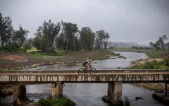 Cape Epic: Superior Lions po dramatickém pádu dokončili nejdelší etapu