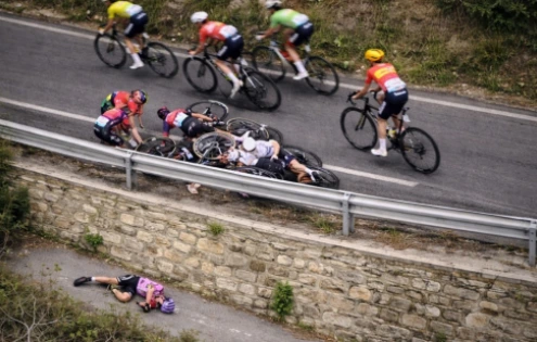 Hrůzný pád na Milán–San Remo: Debora Silvestriová přeletěla svodidla a zřítila se ze srázu