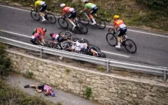 Hrůzný pád na Milán–San Remo: Debora Silvestriová přeletěla svodidla a zřítila se ze srázu