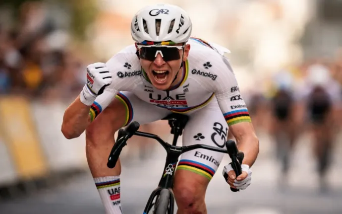 Tadej Pogačar navzdory pádu ovládl Milán–San Remo, v dramatickém finále zdolal Pidcocka