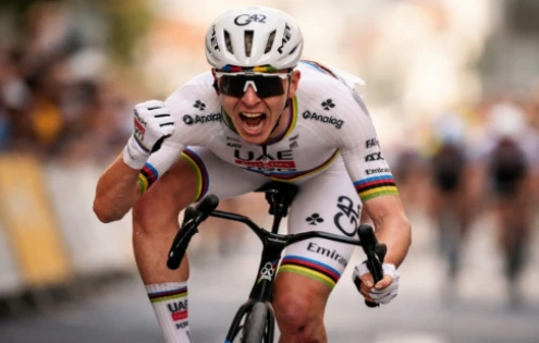 Tadej Pogačar navzdory pádu ovládl Milán–San Remo, v dramatickém finále zdolal Pidcocka