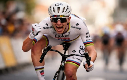 Tadej Pogačar vyhrál monument Milán-San Remo na prasklém rámu