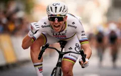 Tadej Pogačar vyhrál monument Milán-San Remo na prasklém rámu