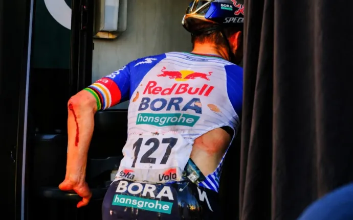 Evenepoelův pád v Katalánsku: Rozbitý loket i záda, ale boj o celkové prvenství nekončí