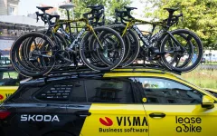 Opilci napadli doprovodný vůz týmu Visma během závodu Coppi e Bartali v Itálii