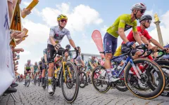 Tadej Pogačar a další jezdci čelí vyšetřování kvůli jízdě na červenou na Flandrech