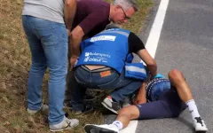 Mikel Landa odstupuje ze závodu Kolem Baskicka po srážce s automobilem