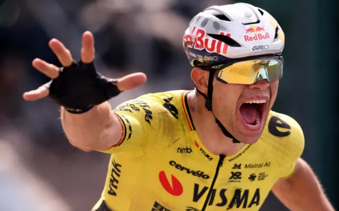 Peklo severu pro Van Aerta! Pogačar padl ve finiši a na Paříž-Roubaix končí druhý