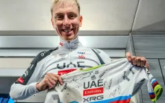 Pogačarův zničený dres z Milán–San Remo se vydražil za rekordní částku