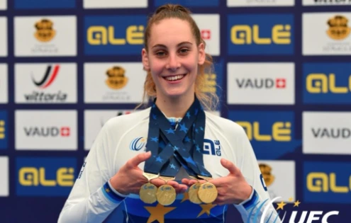 Hororový pád na velodromu. Letící kolo zasáhlo rozhodčí do hlavy