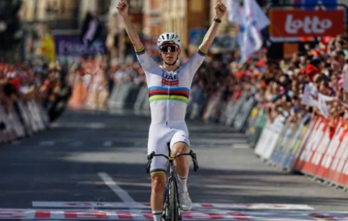 Tadej Pogačar ovládl Lutych a emotivní triumf poslal do nebe za zesnulým kolegou