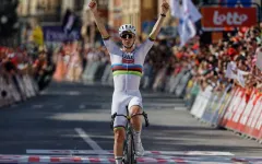 Tadej Pogačar ovládl Lutych a emotivní triumf poslal do nebe za zesnulým kolegou