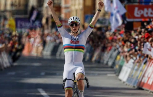 Tadej Pogačar dostal po vítězství v Lutychu pokutu 130 000 Kč kvůli dresu