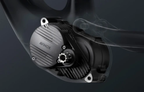 Nový motor DJI Avinox získal zelenou od UCI a slaví svůj závodní debut