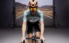 Tým Ineos mění název i barvy a na Giro nastoupí jako Netcompany Ineos Cycling Team