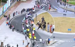 VIDEO: Skupina mladíků zaútočila na peloton Gira a riskovala hromadný pád