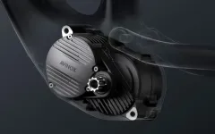 Výkon není rychlost, tvrdí Avinox. Silné motory mají podle značky jasný smysl
