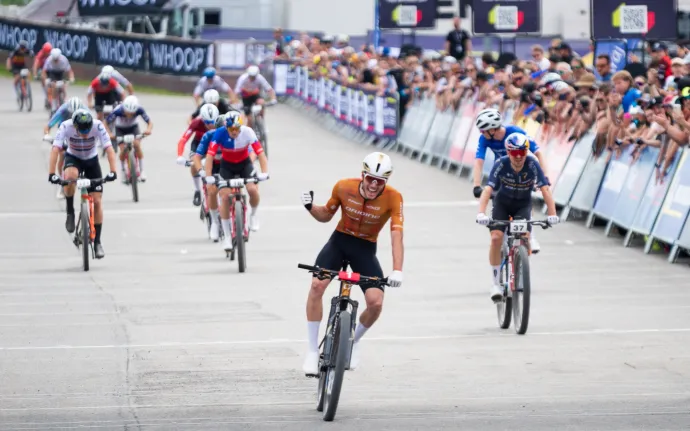 Pidcock po stíhací jízdě druhý. Short track v Novém Městě ovládl Francouz Azzaro