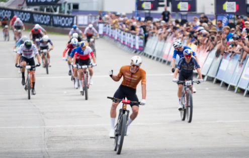 Pidcock po stíhací jízdě druhý. Short track v Novém Městě ovládl Francouz Azzaro