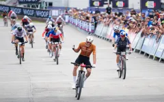 Pidcock po stíhací jízdě druhý. Short track v Novém Městě ovládl Francouz Azzaro