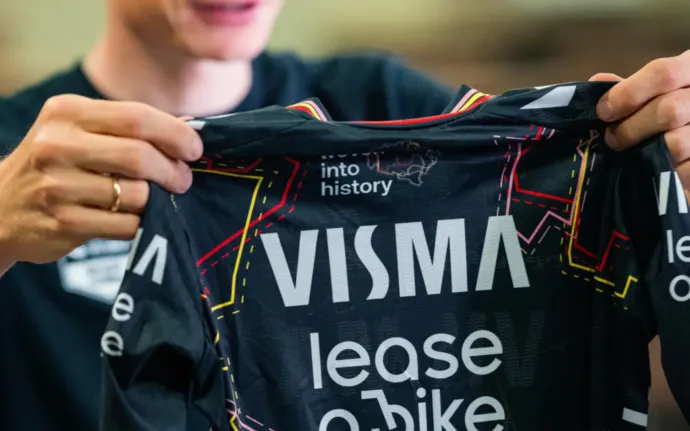 Visma oslaví Vingegaardův zisk všech tří Grand Tours ve speciálním dresu