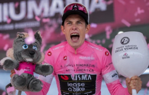 Jonas Vingegaard ovládl Giro d'Italia 2026 a zkompletoval všechny tři Grand Tours
