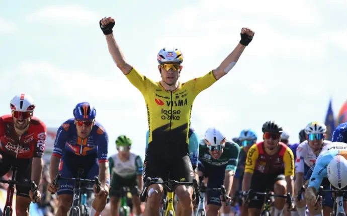 Wout van Aert ovládl sprint na Dauphiné. Visma mu připravila vítězný finiš
