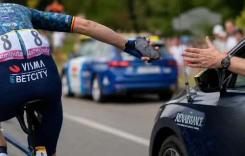 Chlazení jezdců v hledáčku UCI. Silonky s ledem u komisařů neprošly