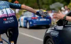Chlazení jezdců v hledáčku UCI. Silonky s ledem u komisařů neprošly