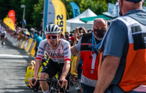 UCI potrestala mechanika UAE. Po pomoci Del Torovi dostal žlutou kartu
