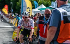 UCI potrestala mechanika UAE. Po pomoci Del Torovi dostal žlutou kartu