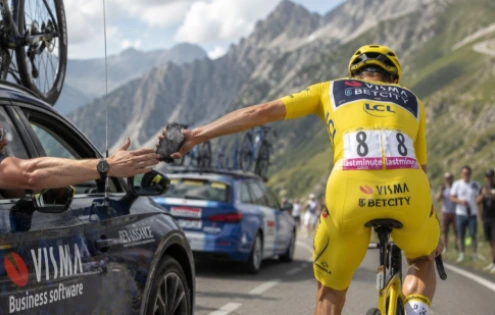 Chlazení jezdců v hledáčku UCI. Silonky s ledem u komisařů neprošly